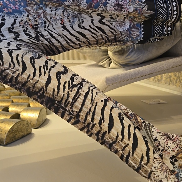 Hale Bob Floral Black, White, Blue Zebra Detail Luxuey Blouse - Picture 4 of 8